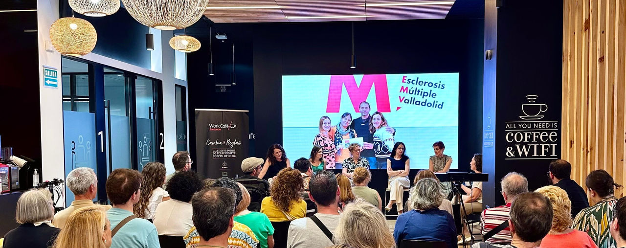 Personas asistiendo a un evento Work Café